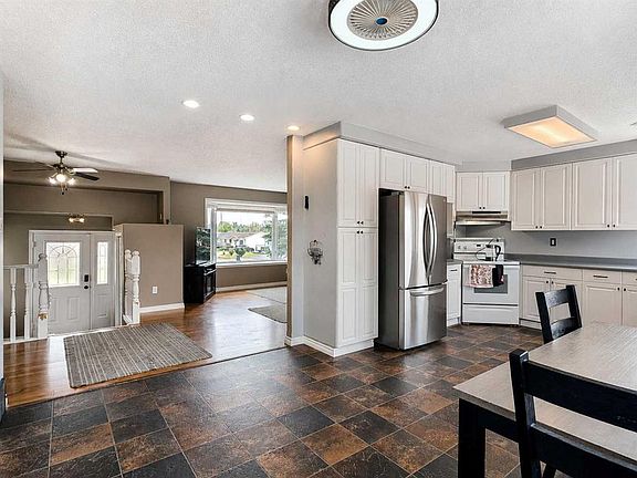 5th image of 11530 NE Manning Cres