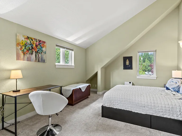 Cedar Room, queen Bed