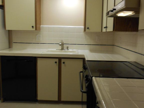 Ample storage, new fridge, nook & pantry