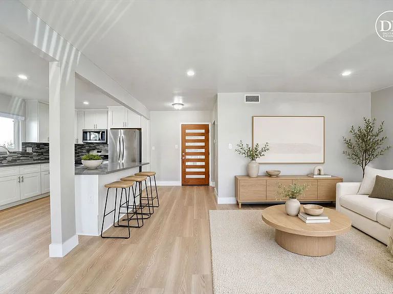 2040 S Sherbourne Dr — Photo 3