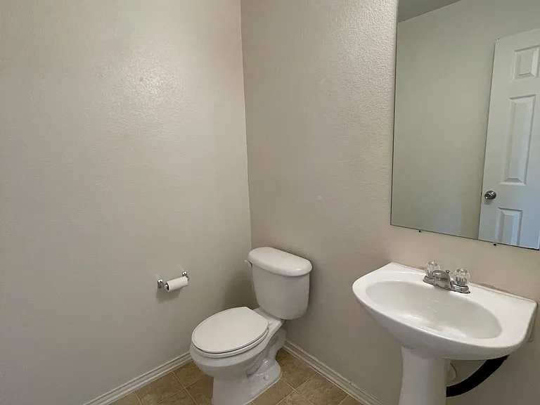 2801 Mockingbird St — Photo 26