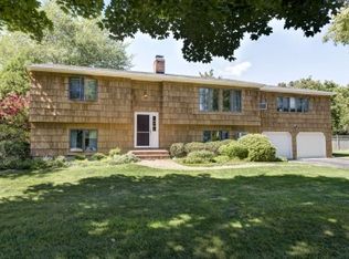 33 Apaucuck Point Rd, Westhampton, NY 11977