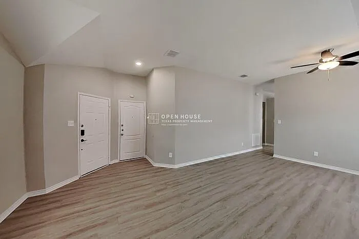 3 bed, 2.0 bath, 1958 sqft, $2,250 — Photo 4