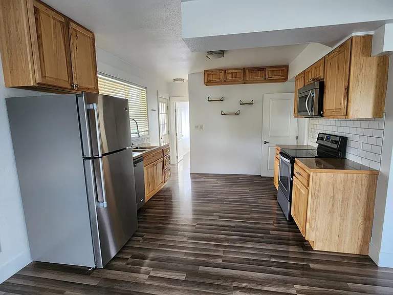 101 Hilltop Ln — Photo 4