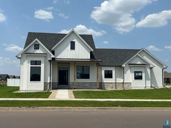 203 Central Cir, Harrisburg, SD 57032
