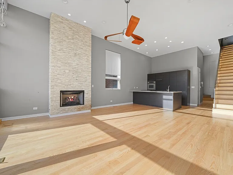 1541 N Bosworth St #4 — Photo 6