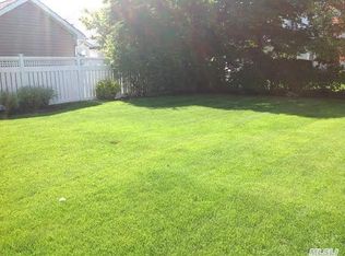 286 Regent Pl, Franklin Square, NY 11010