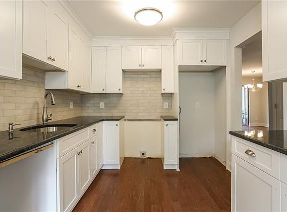 5th image of 202 Woodsbrook Dr
