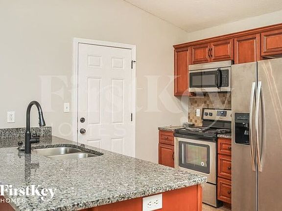 5th image of 902 S Skyline Dr