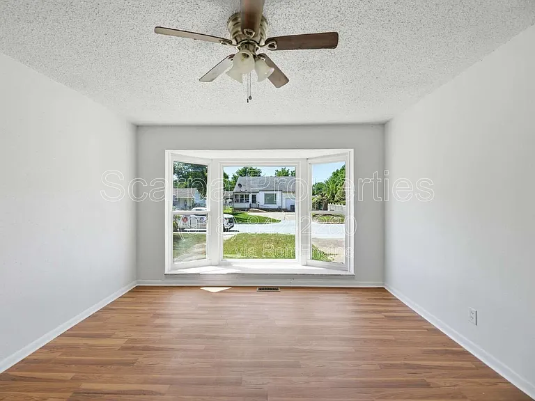 313 E Woodrow Pl — Photo 5