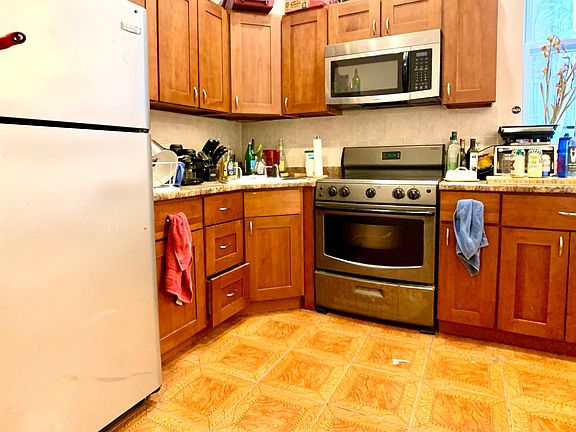 2nd image of 911 N 16th St #1