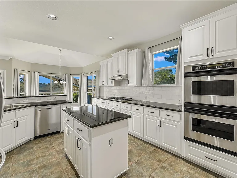 10802 Hastings Ln — Photo 8