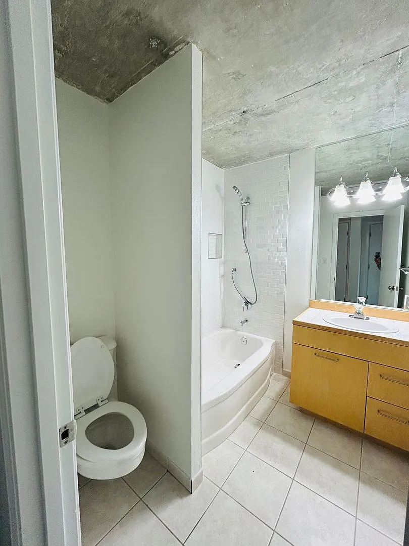 Large Open Plan 1 Bedroom with Stunning Views of Puget Sound — Photo 3