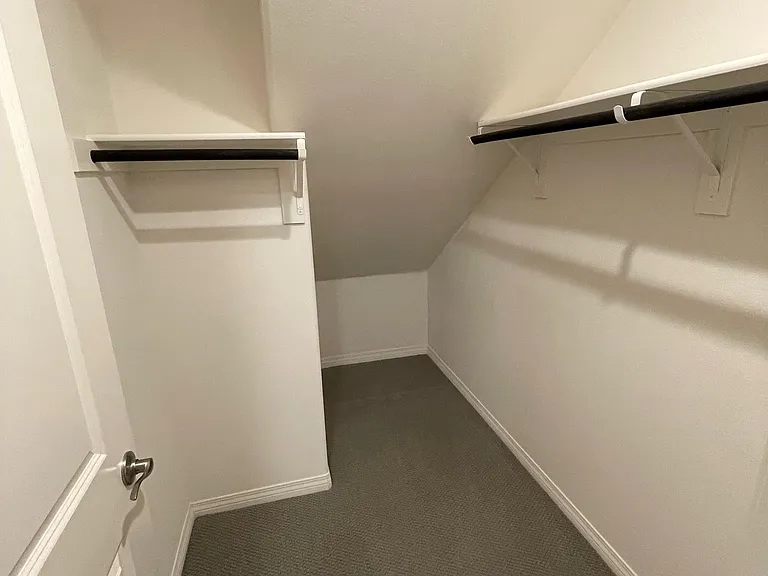 walk-in closet Bedroom 3