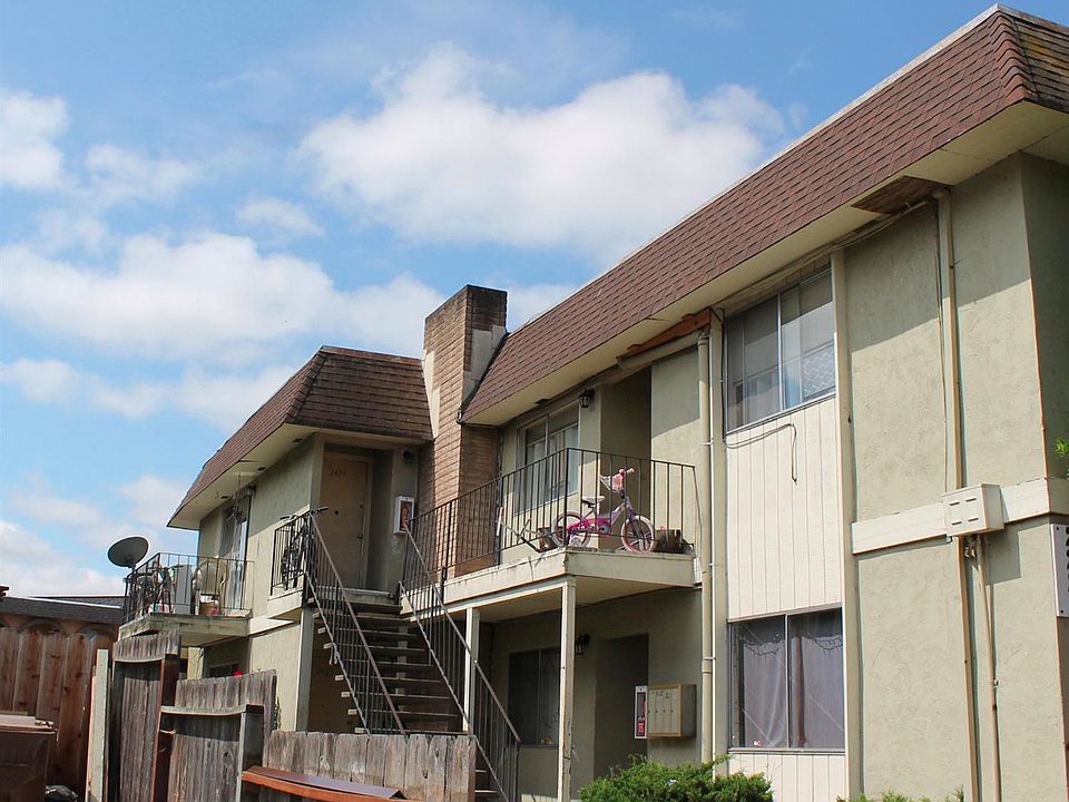 2nd image of 2423 Colina Ct