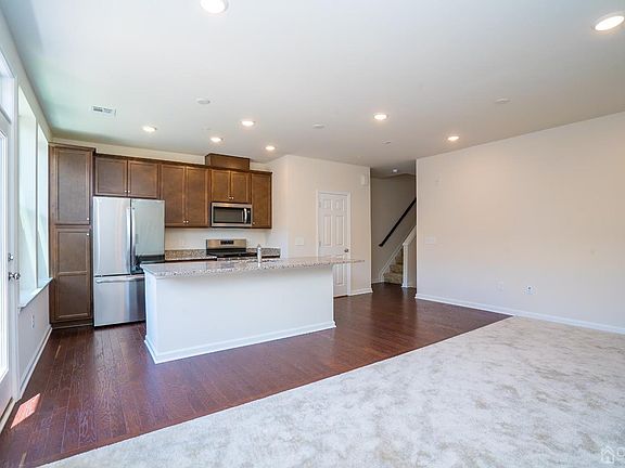 5th image of 218 Peyton Pl