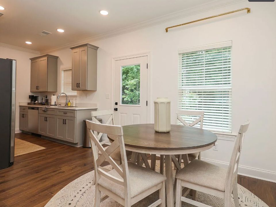 2nd image of 520 Meadow Crest Cir