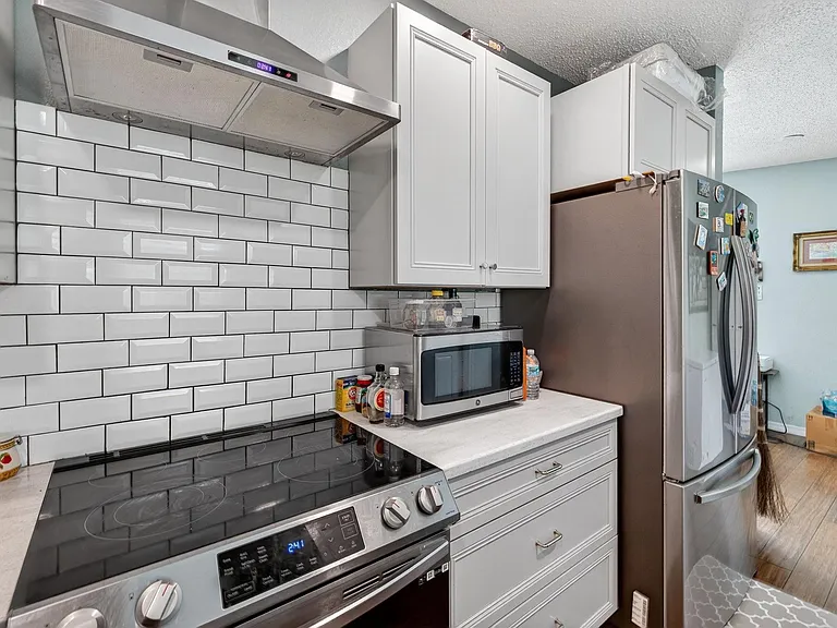 300 SW 25th Ave — Photo 17