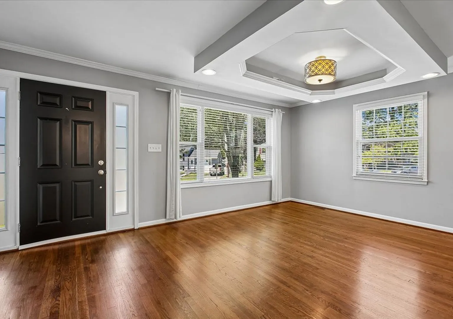 Picturesque Corner Lot Single Family Home in Kensington — Photo 4