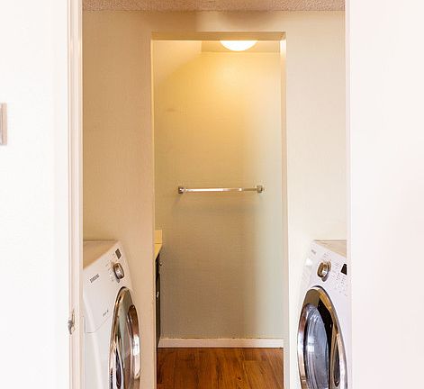 4th image of 18408 Hatteras St Unit 6