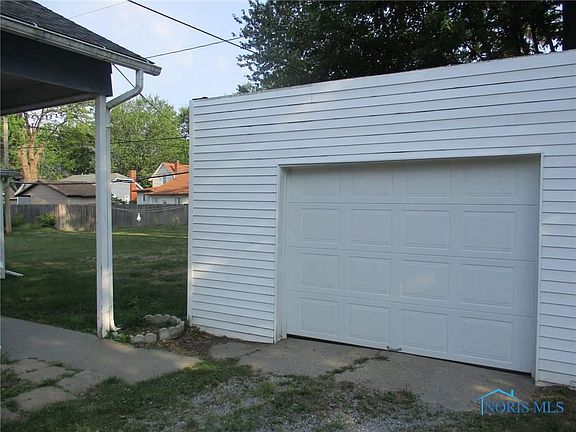 3rd image of 732 Welsted St