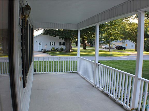 3rd image of 218 E Park Ln