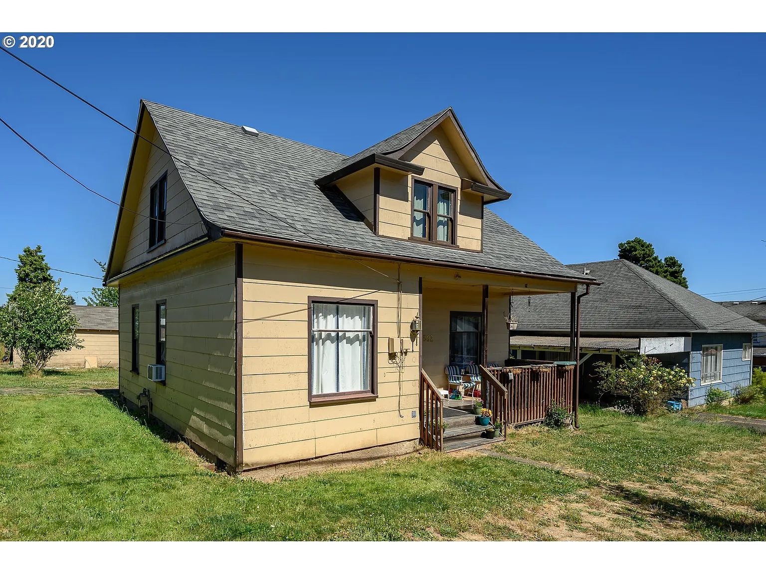 582 N B St photo 1