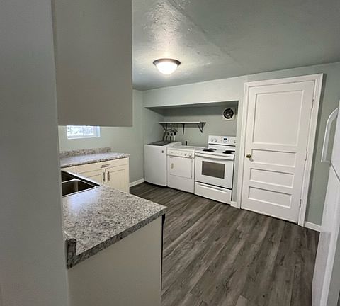 2nd image of 605 Van Buren St