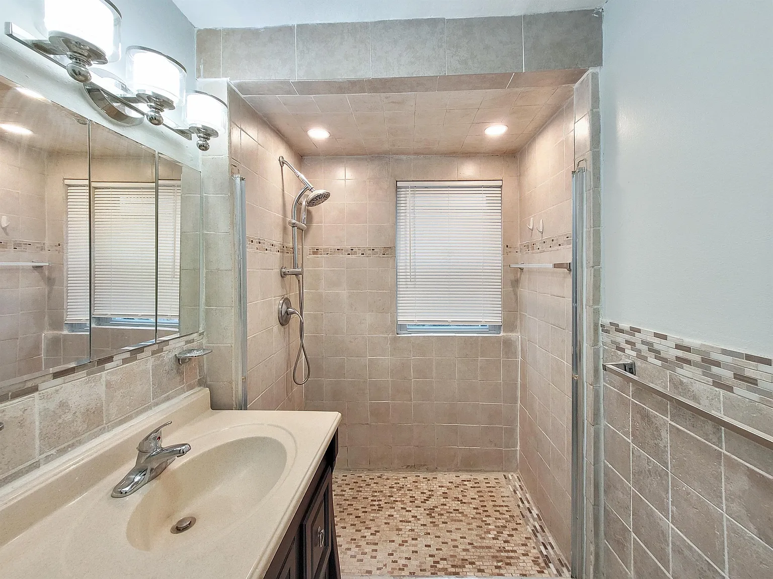 4 bed, 1105 sqft, $3,195 — Photo 2