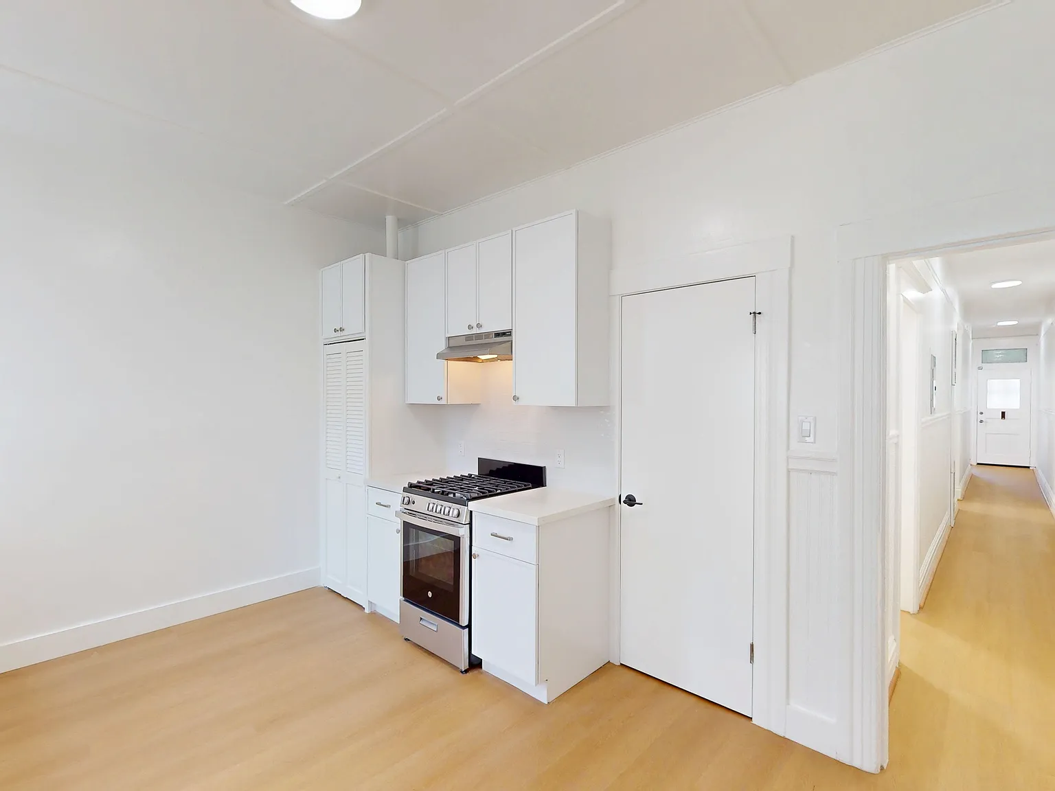 Updated 2BR with In-Unit Laundry | Pet Friendly | Mission District — Photo 2