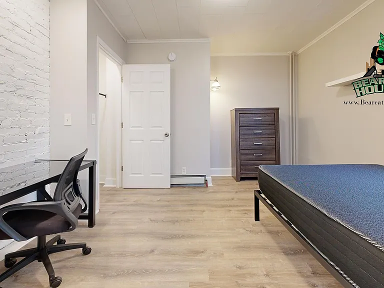 23 Oak St — Photo 2