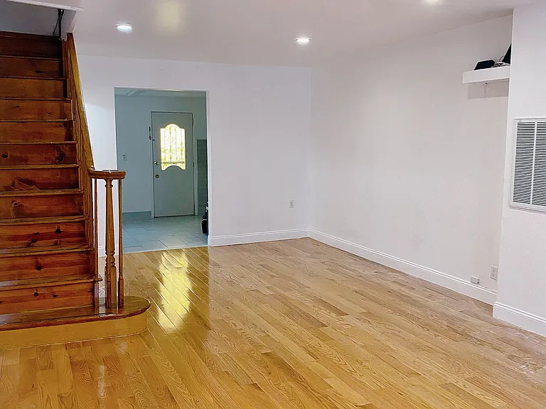 923 Mountain St — Photo 2