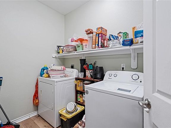 4th image of 105 E Elm St