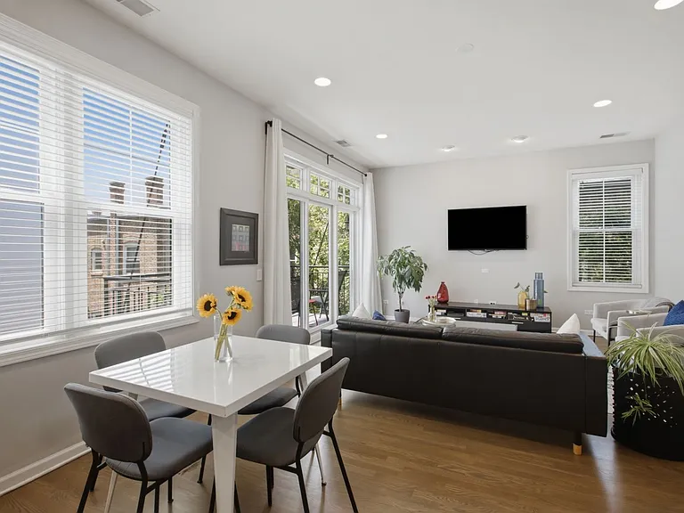 623 W Barry Ave #1 — Photo 10