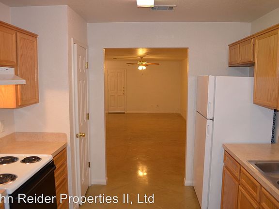 5th image of 932 Rosewood Dr APT B