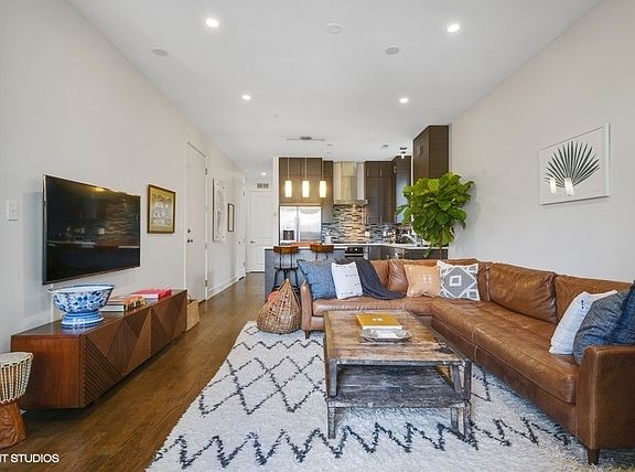 5th image of 948 N Honore St Unit 2B