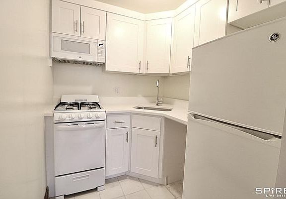 3rd image of 159 W 75th St APT 1F