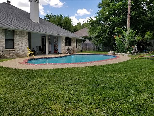 2nd image of 969 Queens Dr