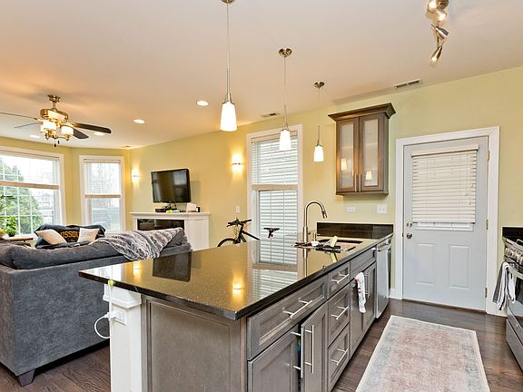 5th image of 2912 N Avers Ave #1