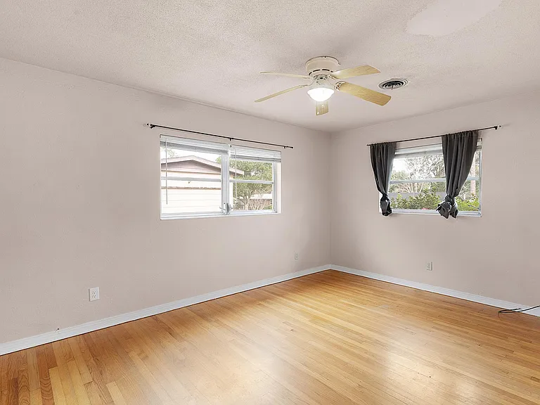 902 NE 17th Ter — Photo 14