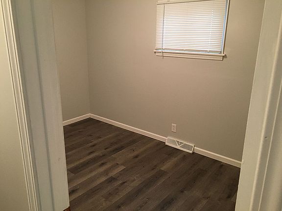 3rd image of 913 Country Club Dr
