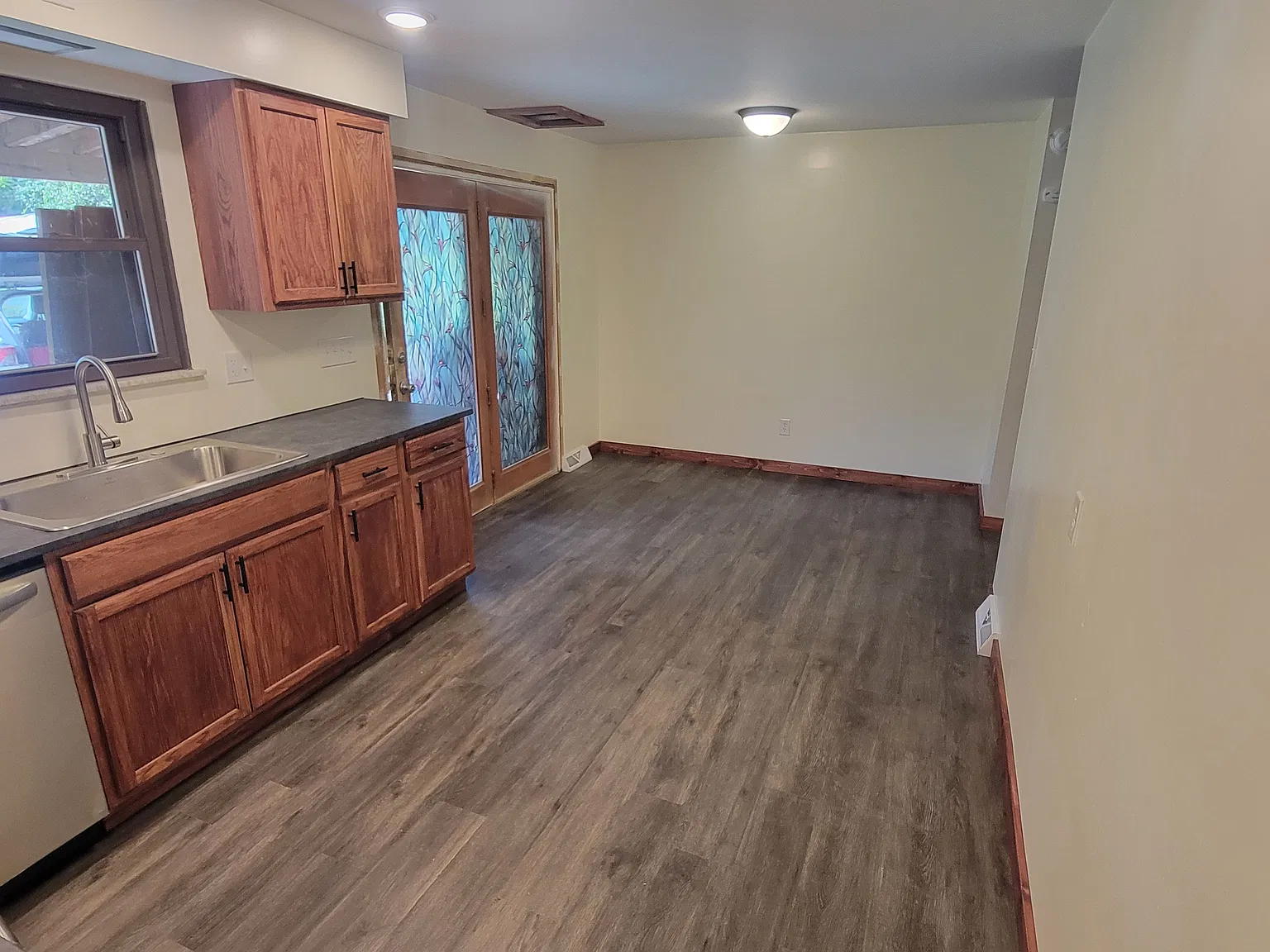 3 bed, 1.5 bath, 1300 sqft, $1,800 — Photo 2