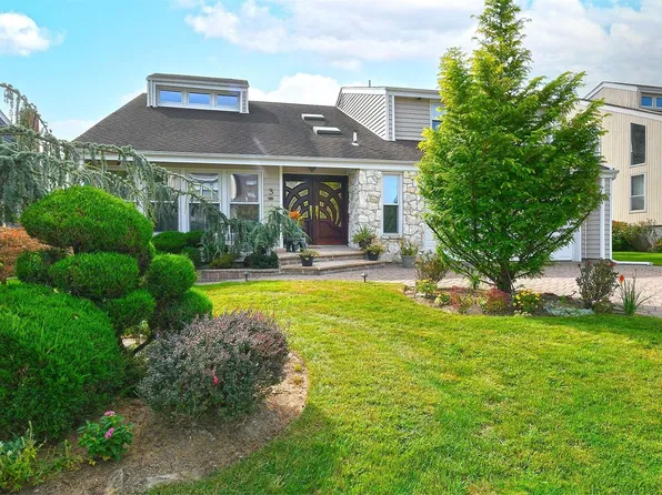 3 Crest Hollow Lane, Searingtown, NY 11507