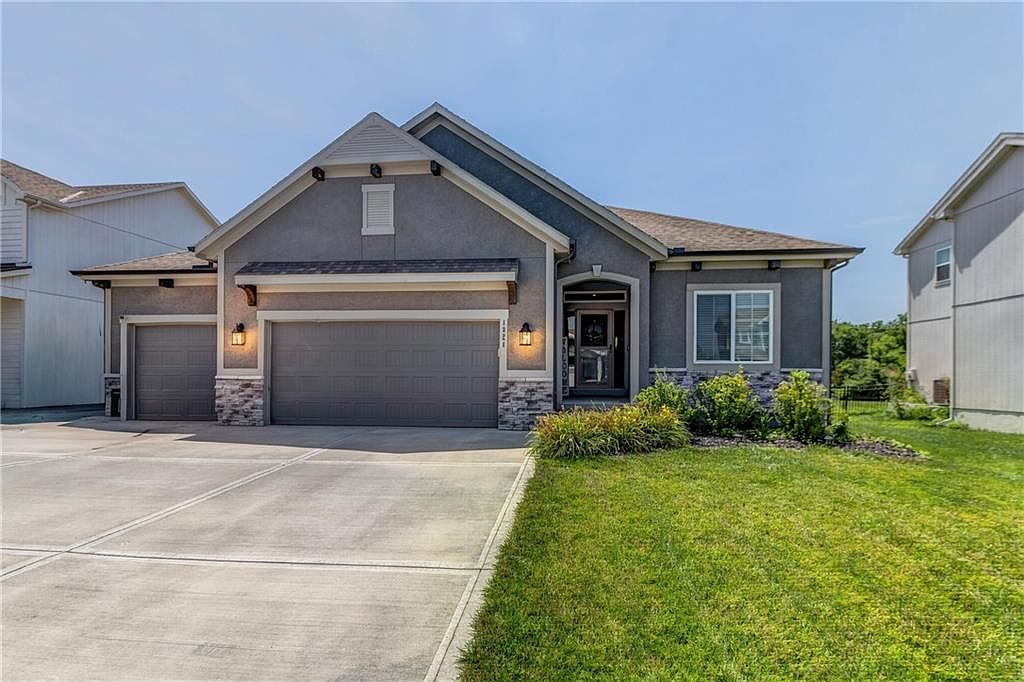 1821 NE Ravenwood Dr, Lees Summit, MO 64086 | MLS #2631215 | Zillow