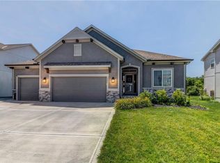 1821 NE Ravenwood Dr, Lees Summit, MO 64086