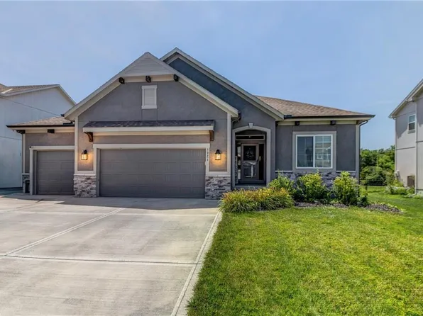 1821 NE Ravenwood Dr, Lees Summit, MO 64086
