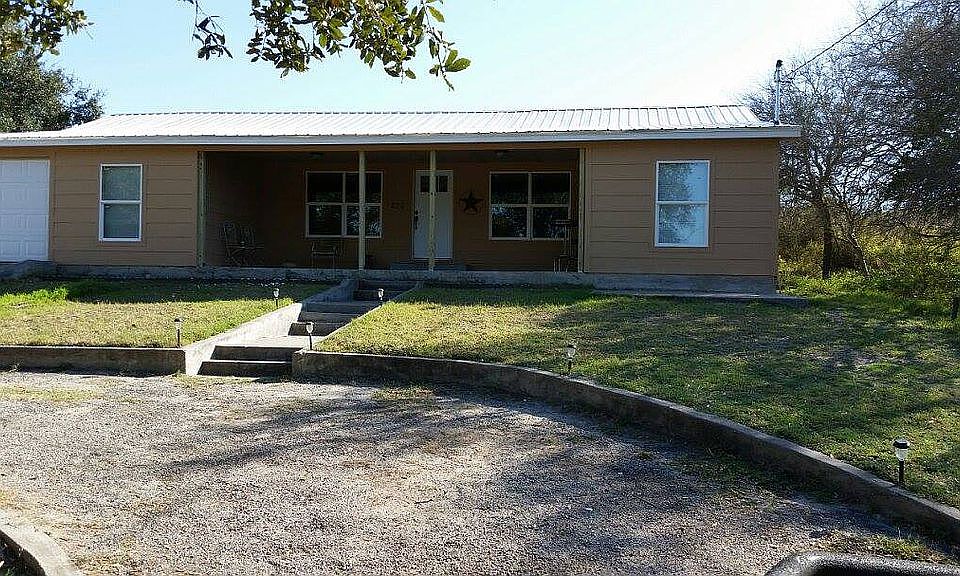 1st image of 220 Carmel Dr