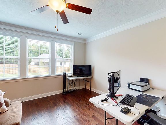 3rd image of 424 Longmeadow Dr