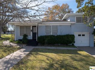 909 E Morgan Ave, Cuero, TX 77954