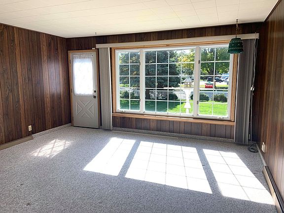 4th image of 1061 Langeland Ave